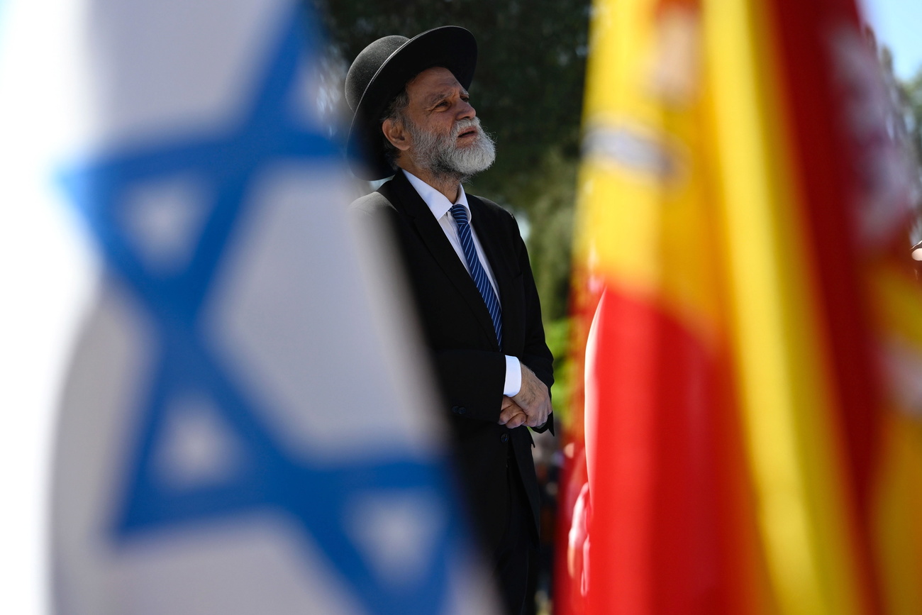 Un rabbin lors d une commémoration de la Shoah