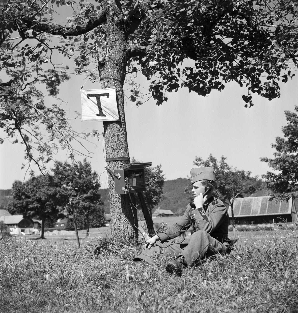 Un soldat de l armée suisse au téléphone en 1940