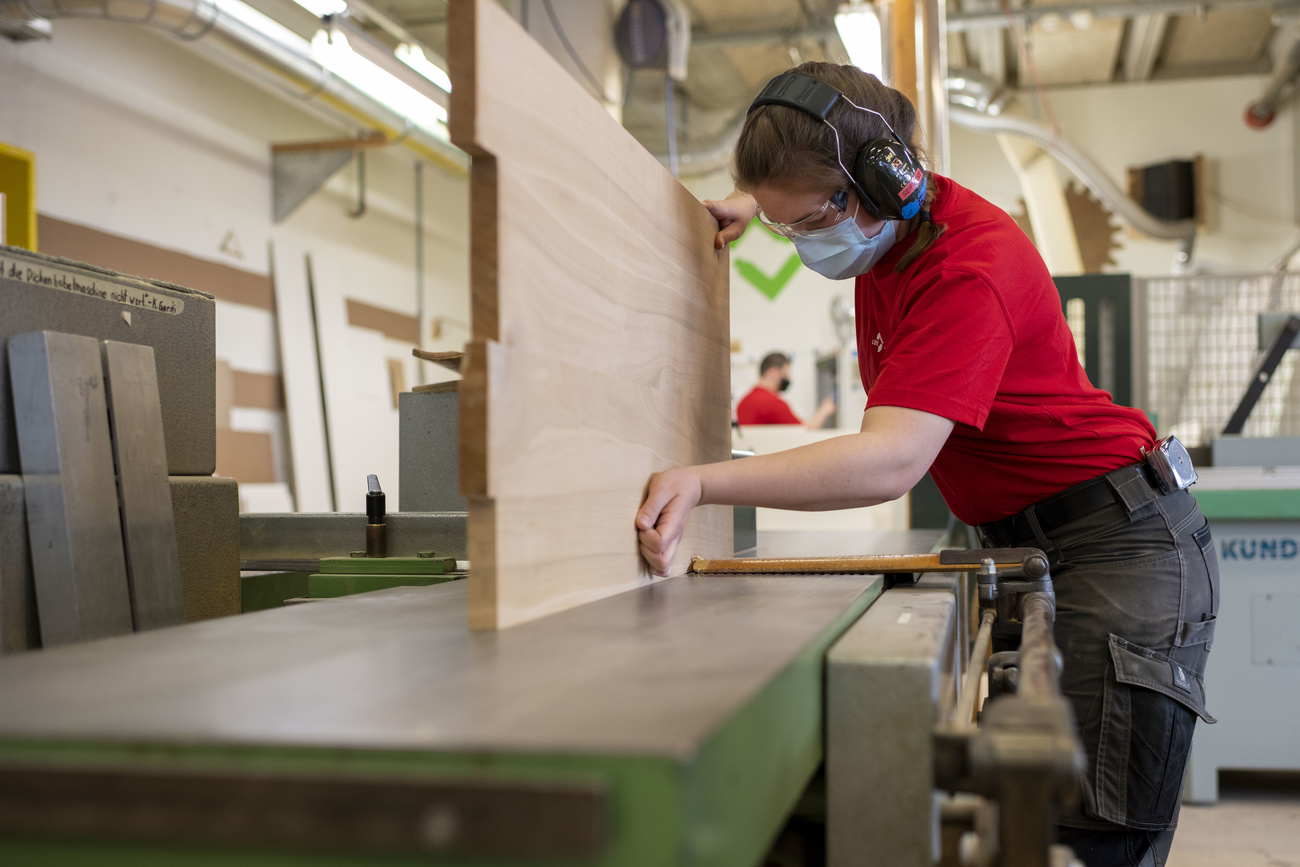 une apprentie menuisière