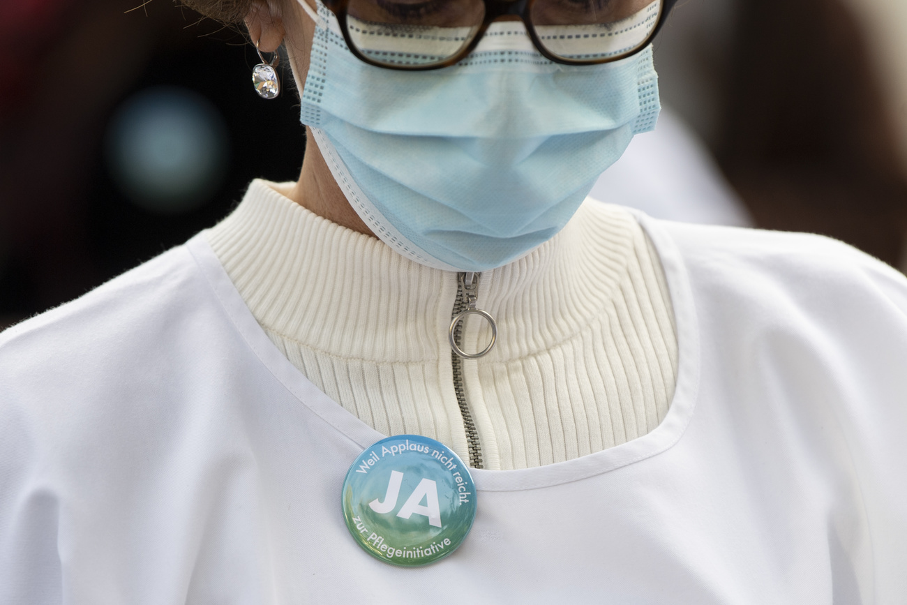 Une infirmière portant un masque de protection