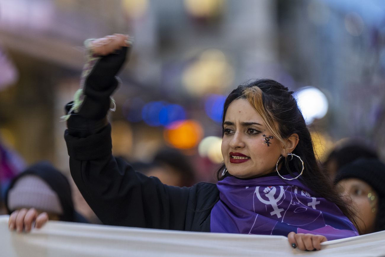 une jeune femme défile à la grève féministe du 14 juin 2023 à Genève