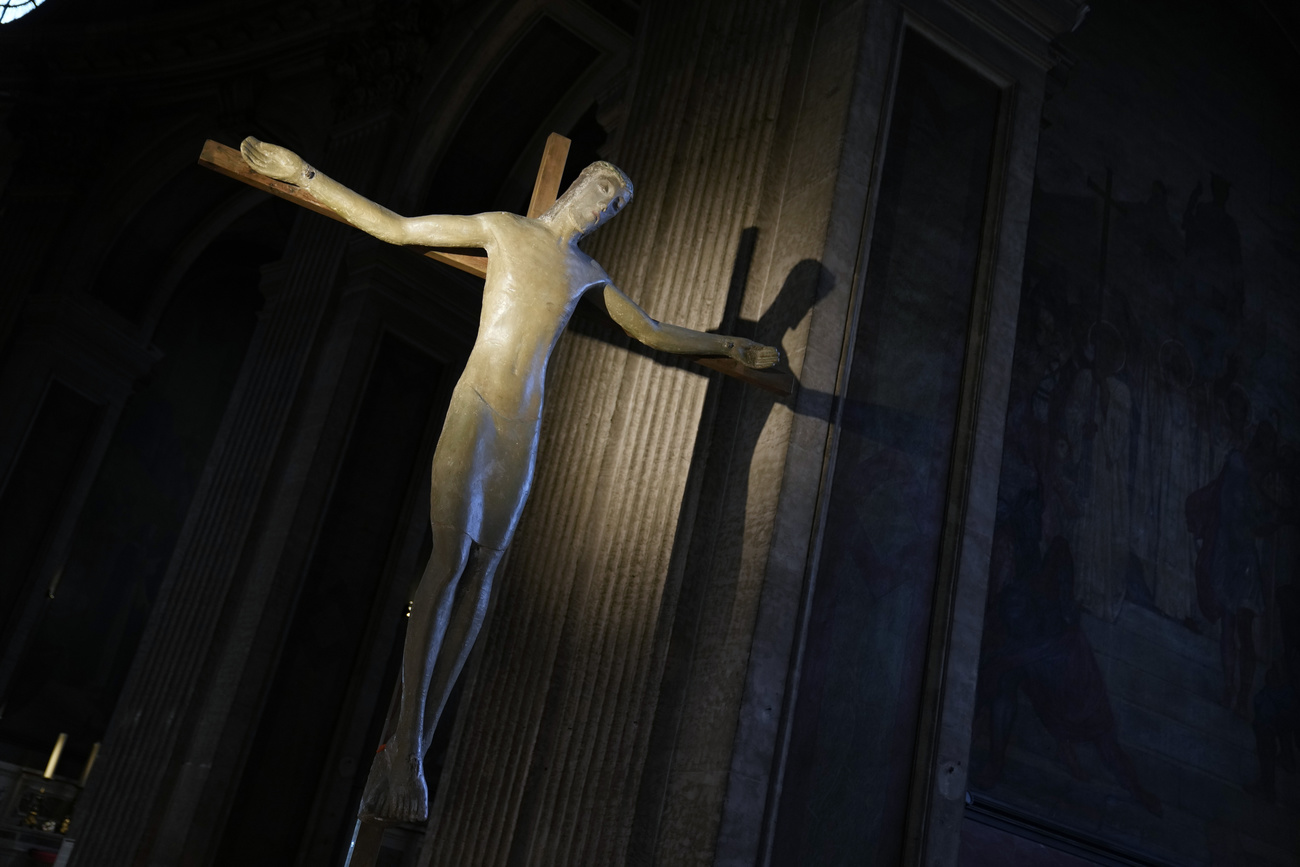 une statue du Christ dans une église à Paris