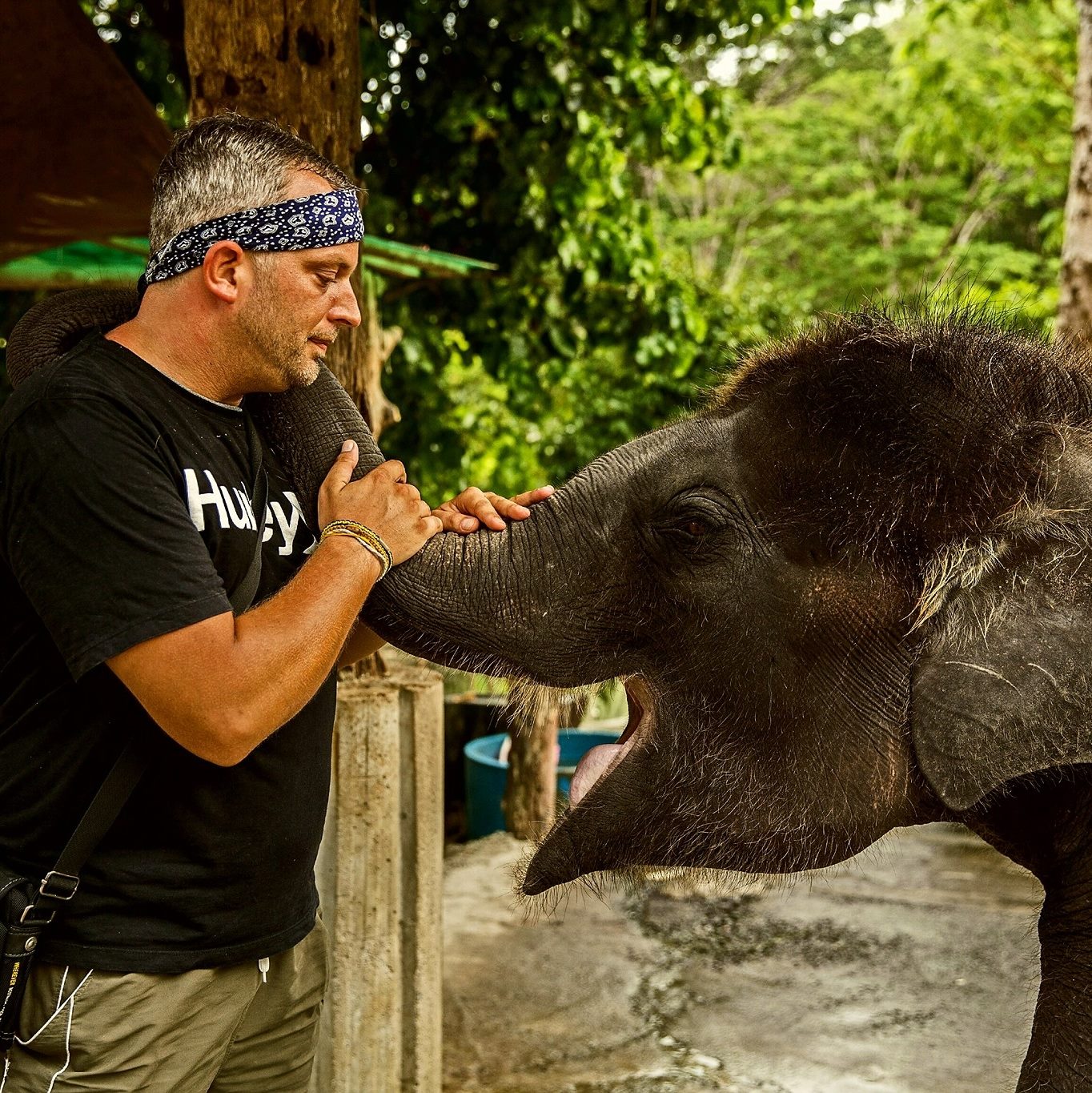 Urs Fehr avec un bébé éléphant