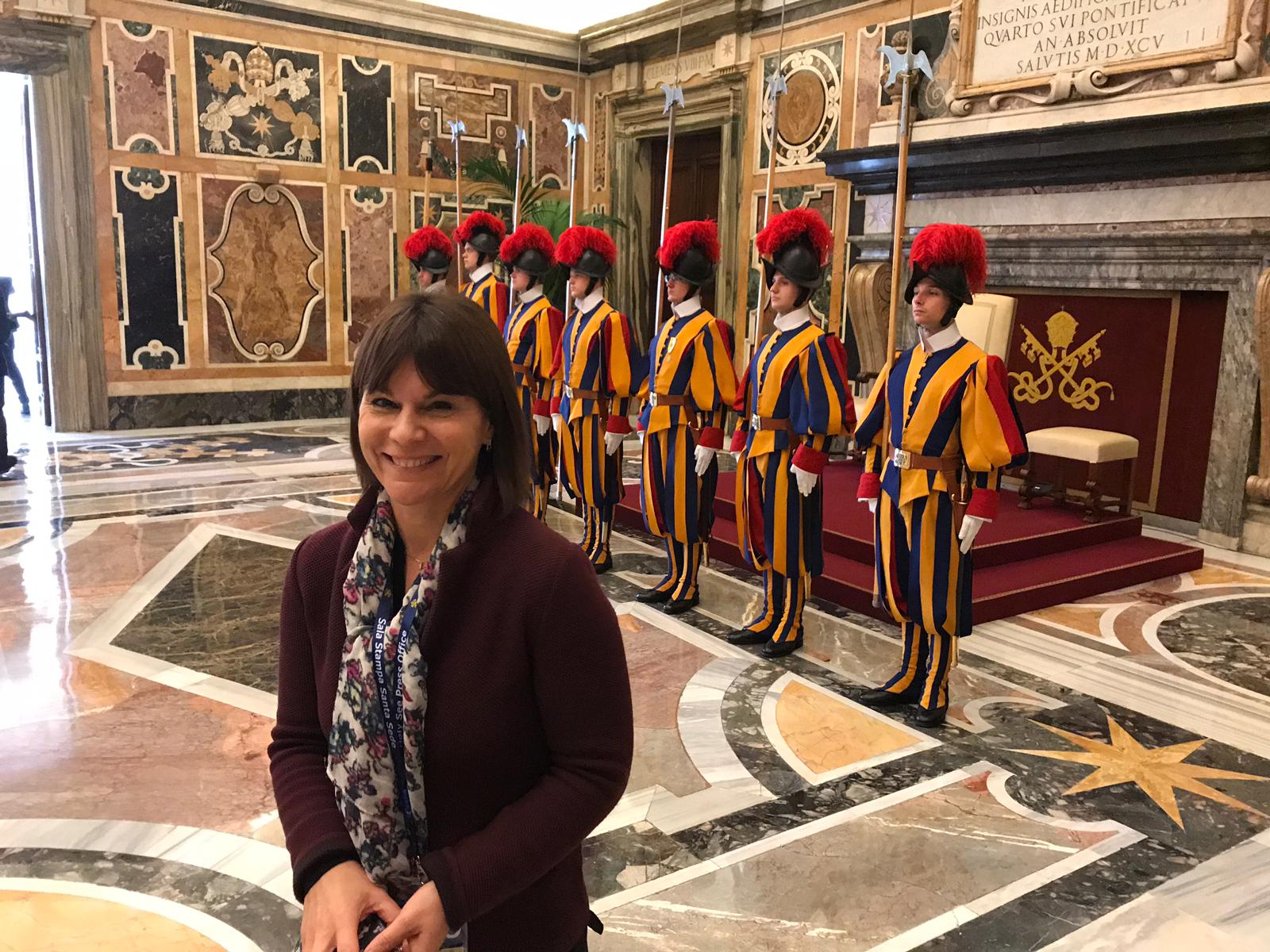 Valérie Dupont delante de la Guardia Suiza del Vaticano