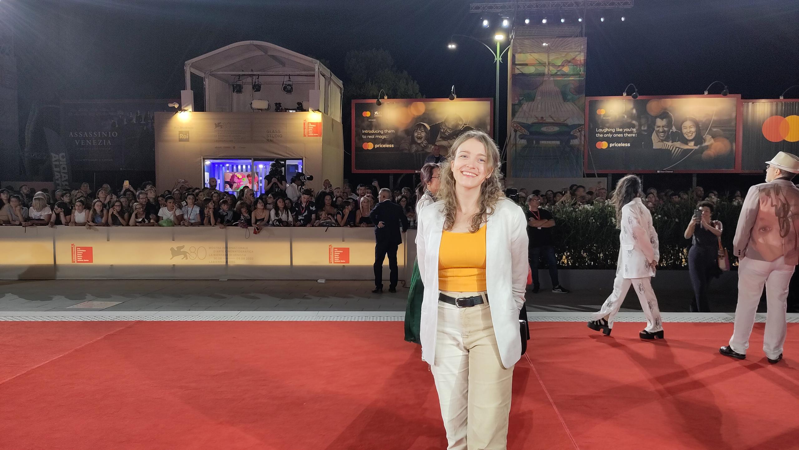 Zoe Roellin sul cosiddetto red carpet della Mostra di Venezia