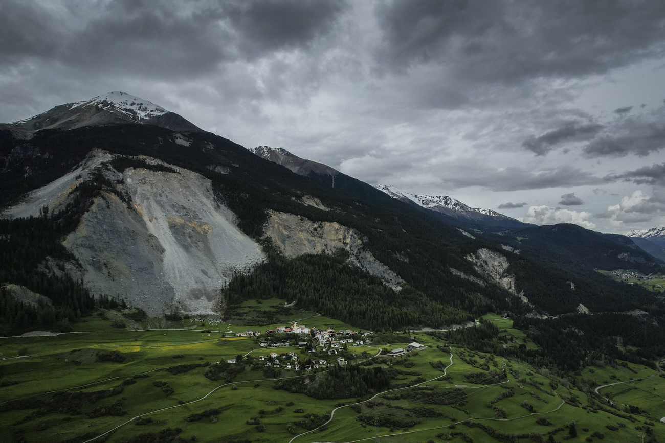 Vue aérienne du village de Brienz aux Grisons