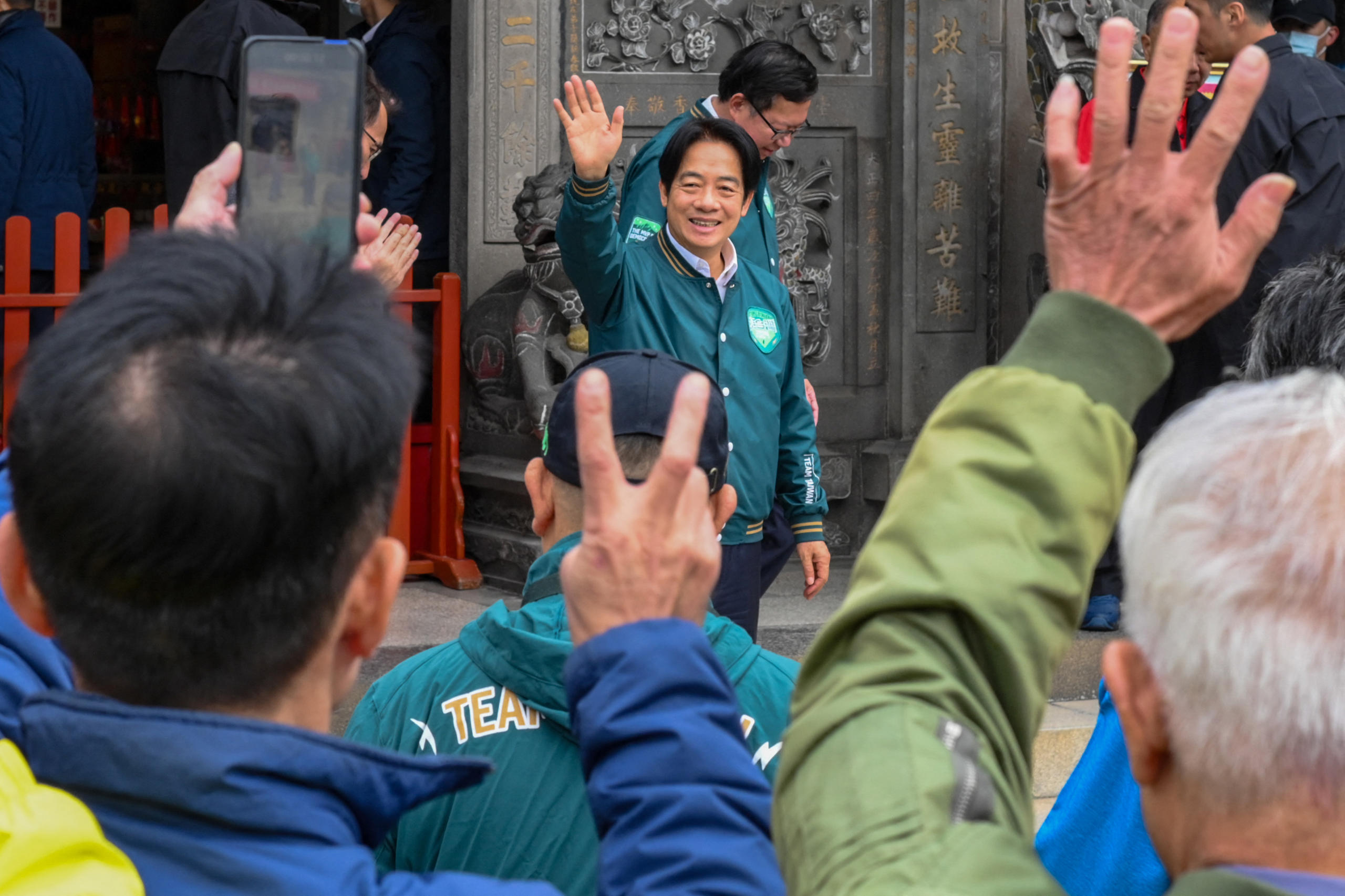 Lai Ching-te mira a la cámara saludando en la puerta del templo