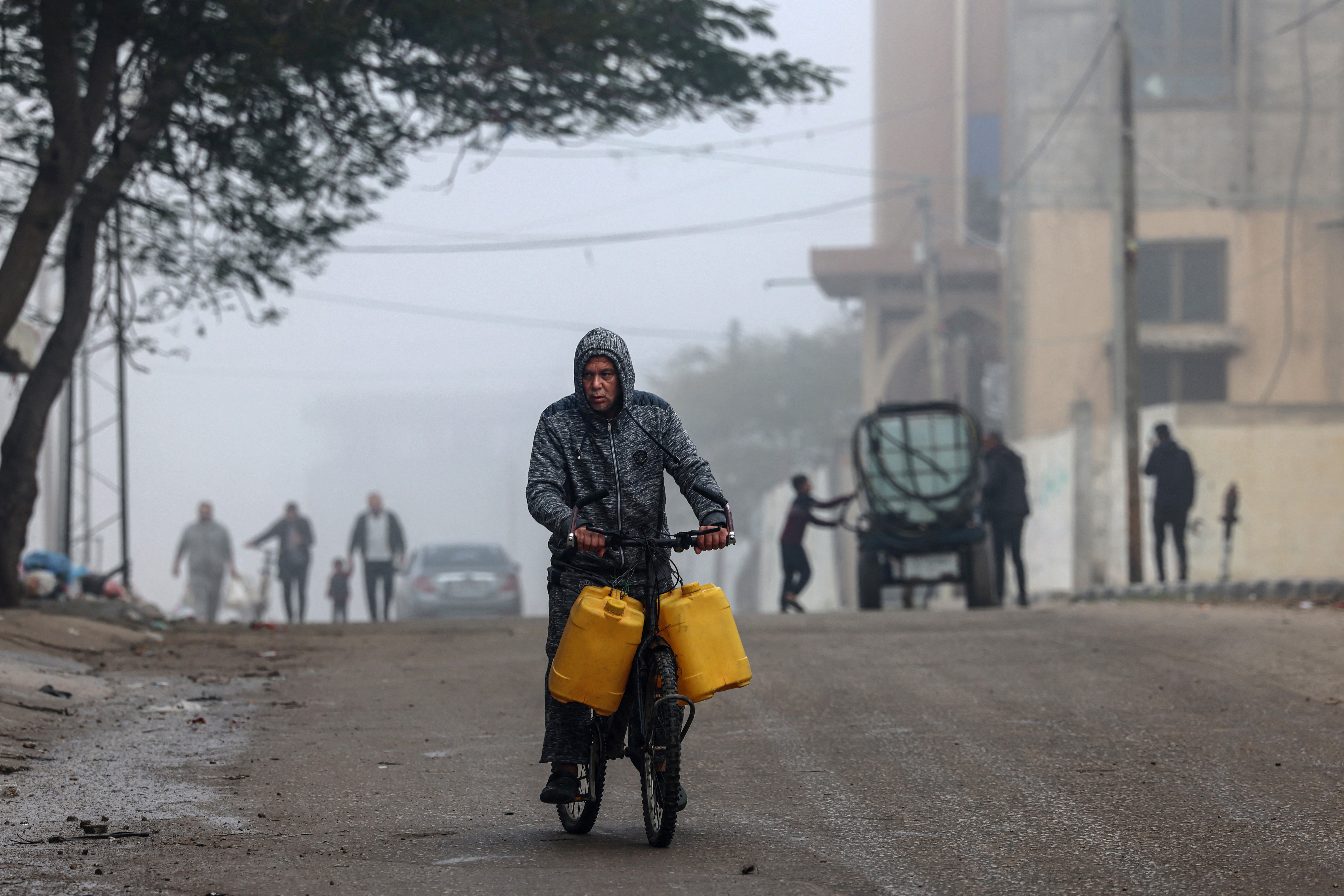 مدني فلسطيني على دراجة هوائية بمدينة رفح