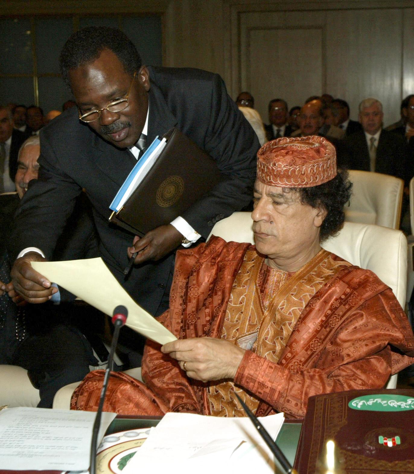معمر القذافي وبشير صالح بشير خلال مؤتمر