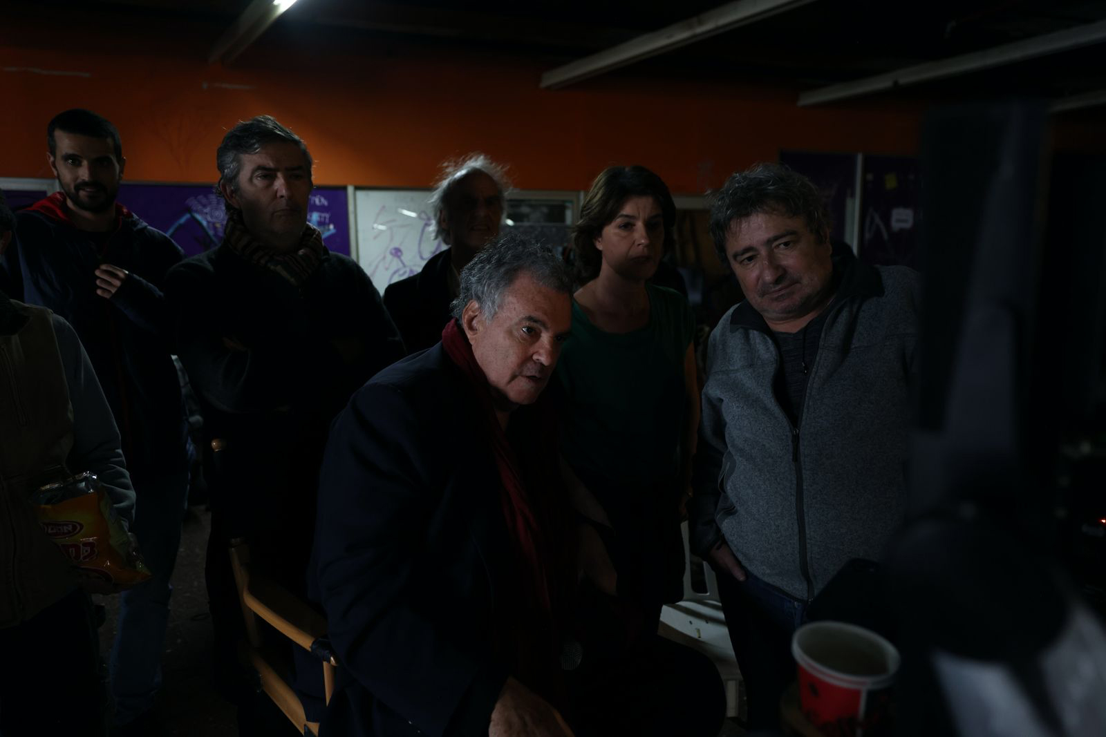 Amos Gitai (centro) no set de filmagem de "Shikun"