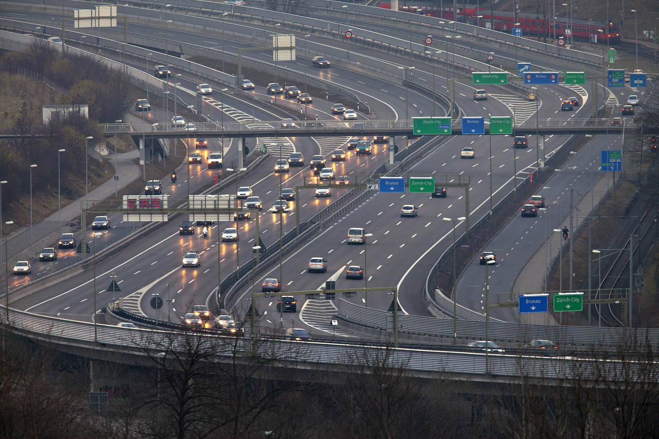 Traffico sull autostrada A3 vicino a Zurigo.