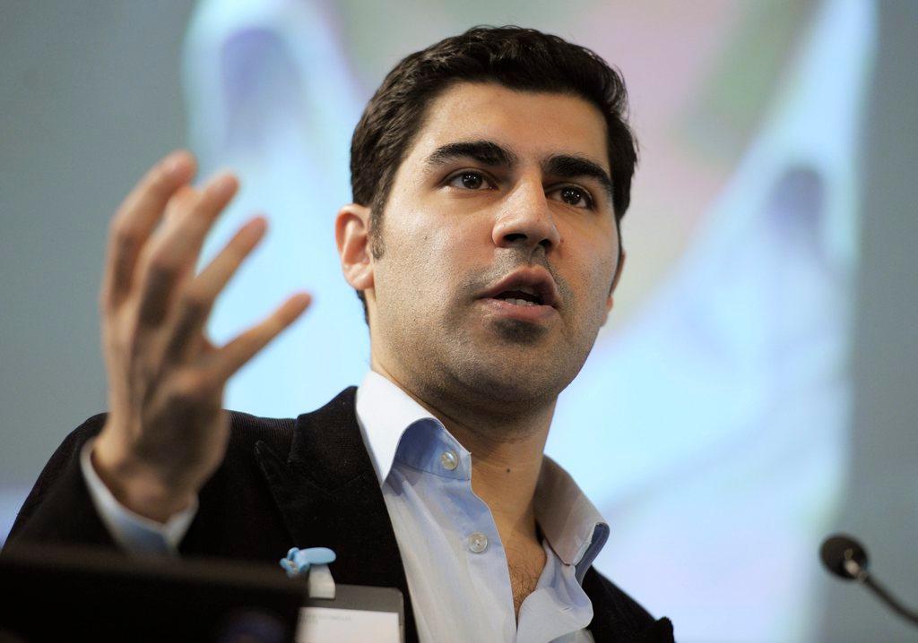 jüngerer Mann, der einen Vortrag hält