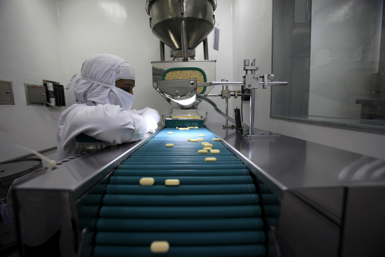 Ein Pharmazeut arbeitet in einem Labor, in dem Medikamente in einer Produktionsstätte von Cipla am Stadtrand von Mumbai, Indien, hergestellt werde.