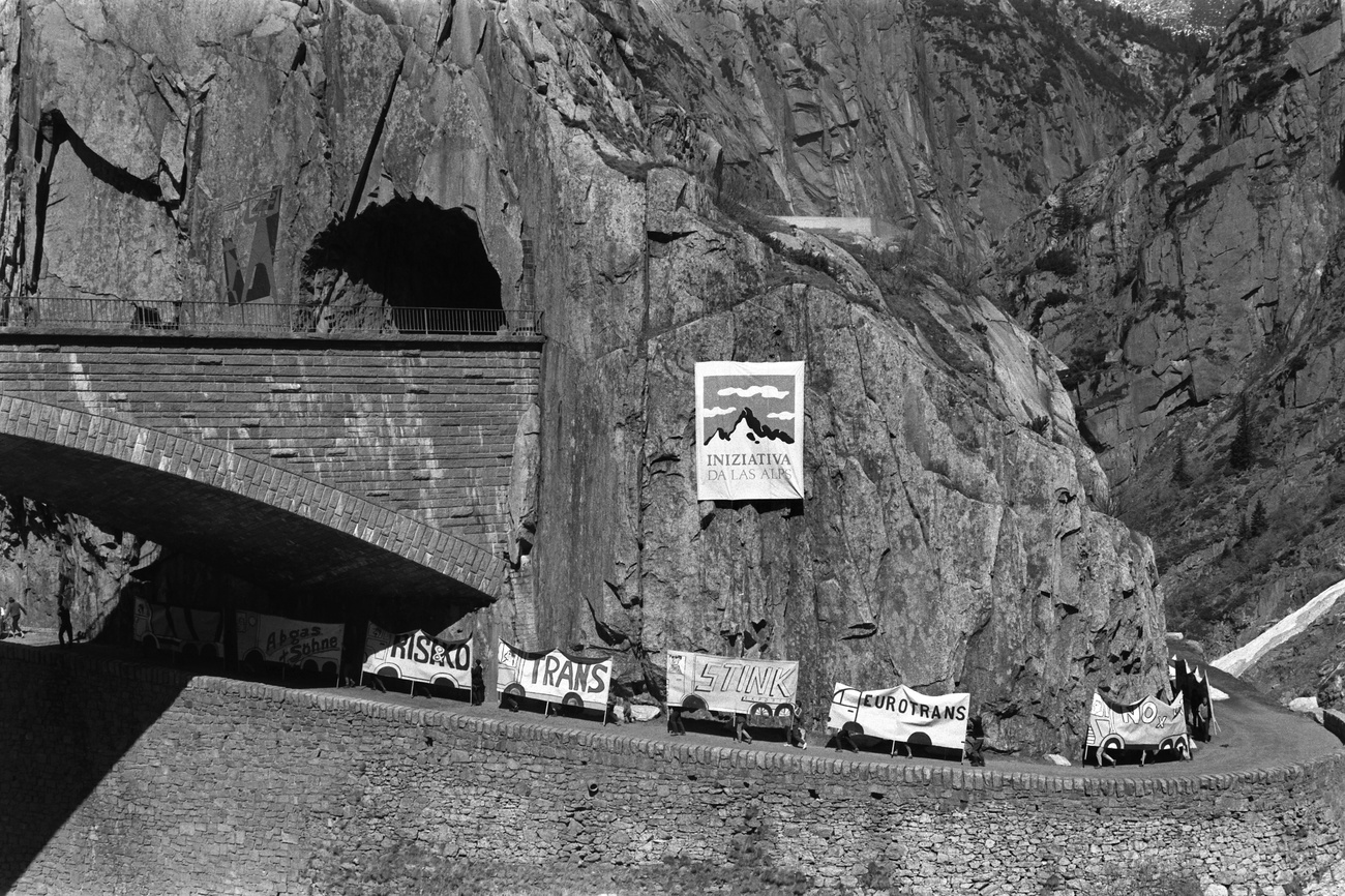 Protests by the promoters of the Alpine Initiative in the Schöllenen Gorge in 1989 to protect the Alpine region from transit traffic