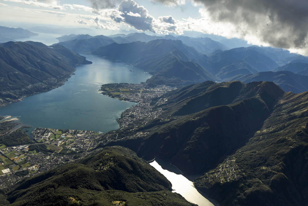 vista dall alto su un lago