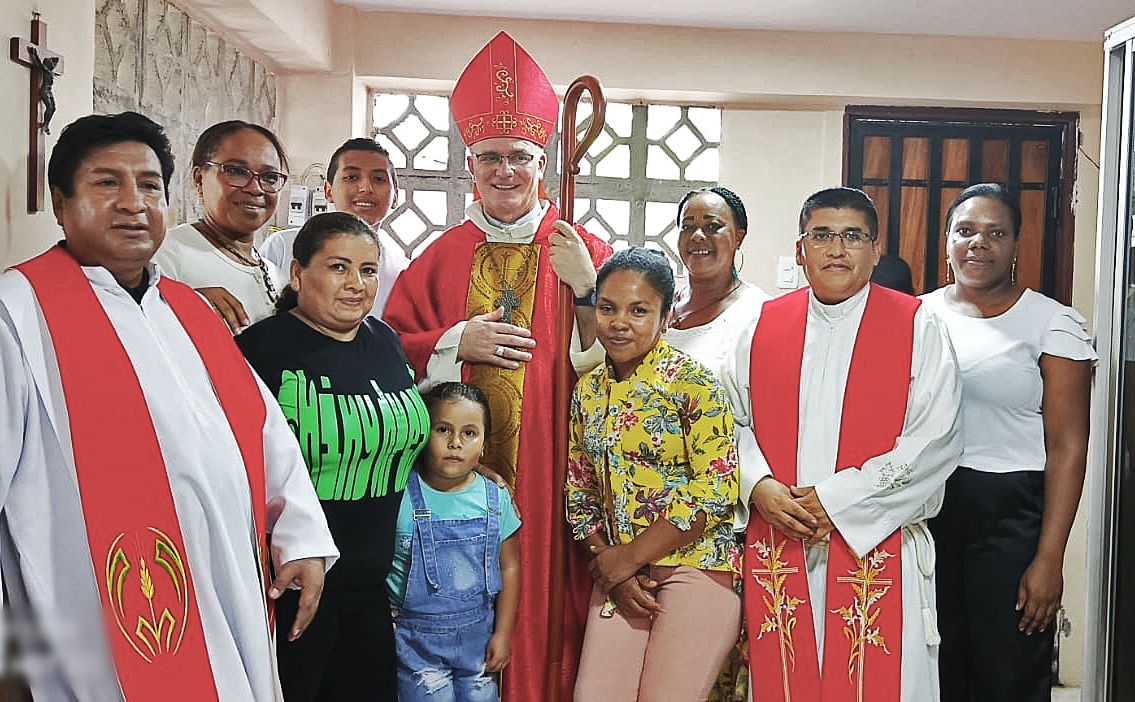 Religiosos católicos ao lado de fiéis