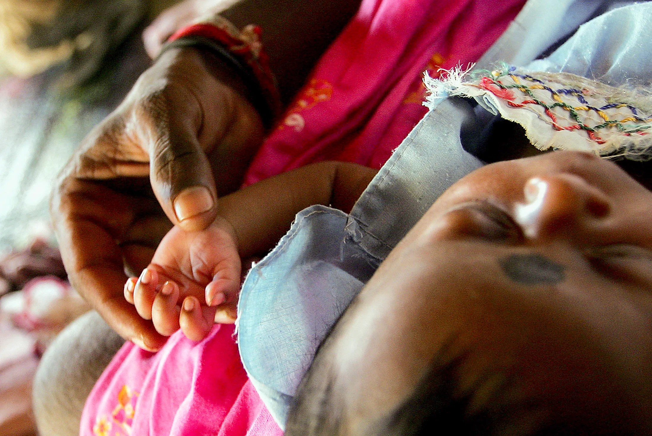 偽造身分：20世紀80年代，數千名嬰兒從斯里蘭卡被收養到瑞士。孩子的證件往往是偽造的。 (象徵性圖像）