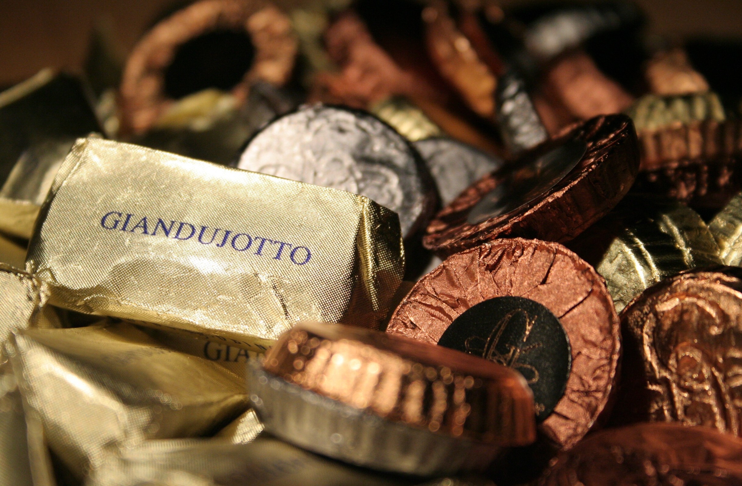giandujotto in mezzo ad altri cioccolatini