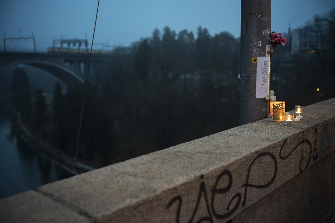 伯尔尼Lorrainebrücke桥的一处纪念自杀者的地方。