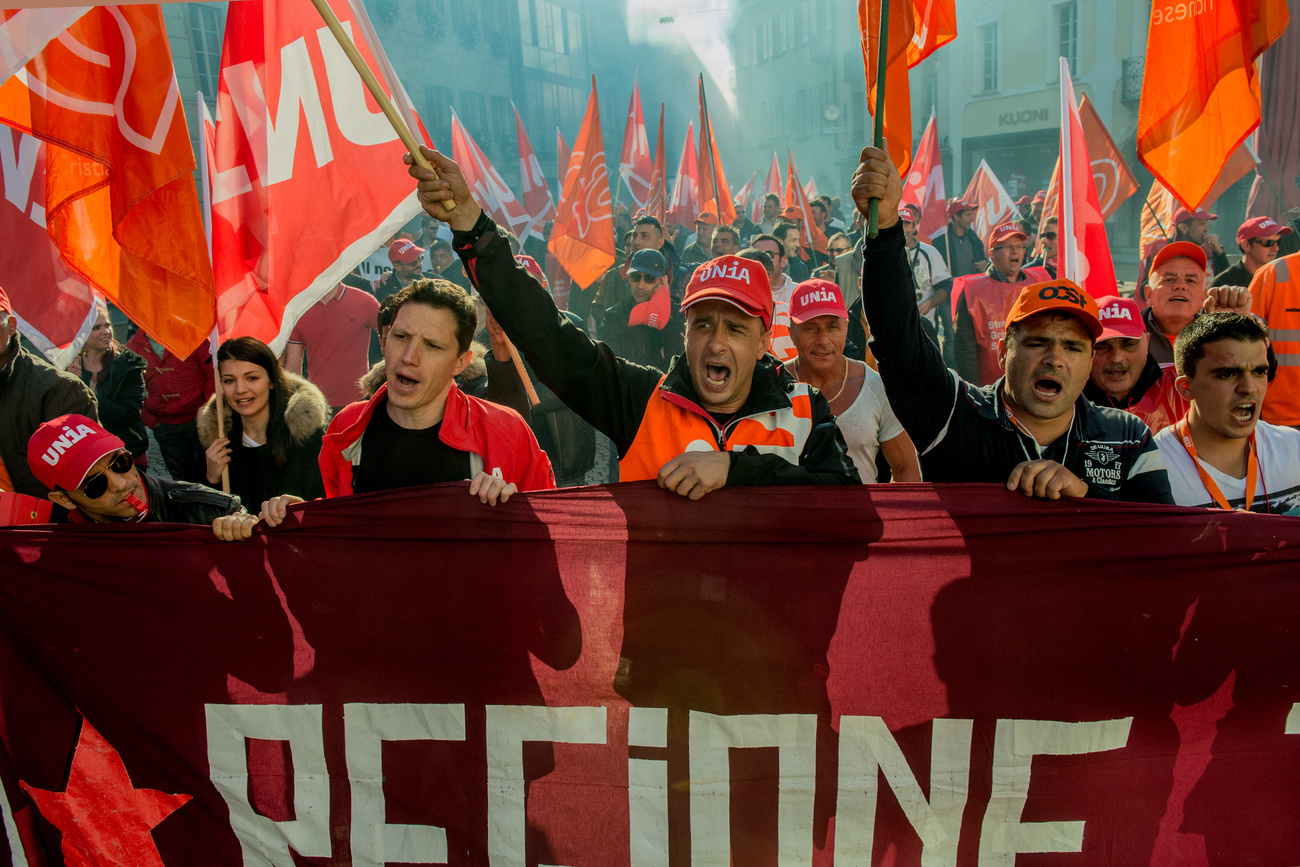 Operai manifestano a Bellinzona durante un'astensione dal lavoro.