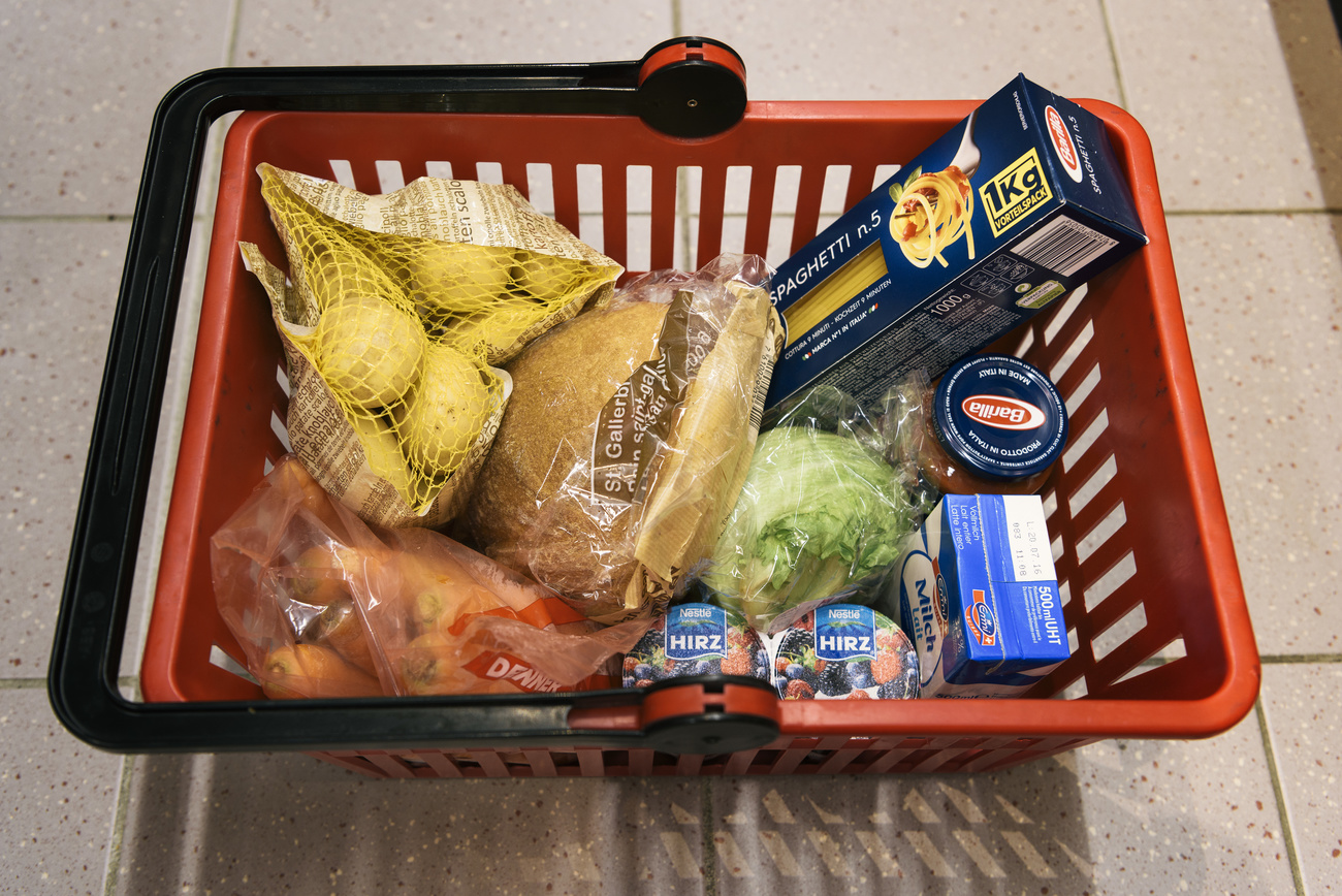 Cesta de alimentos na Suíça.