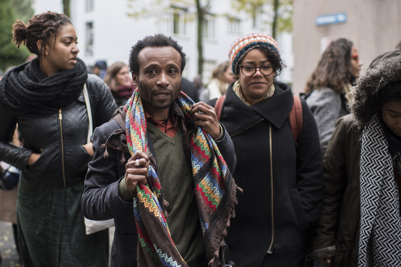 Swiss librarian Mohamed Wa Baile has won his case before the European Court of Human Rights. The photo shows him on his way to Zurich District Court in November 2016.