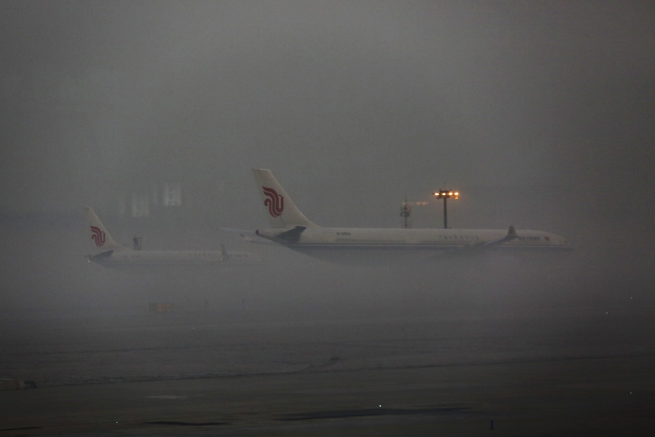 Un aereo atterra all'aeroporto di Pechino.