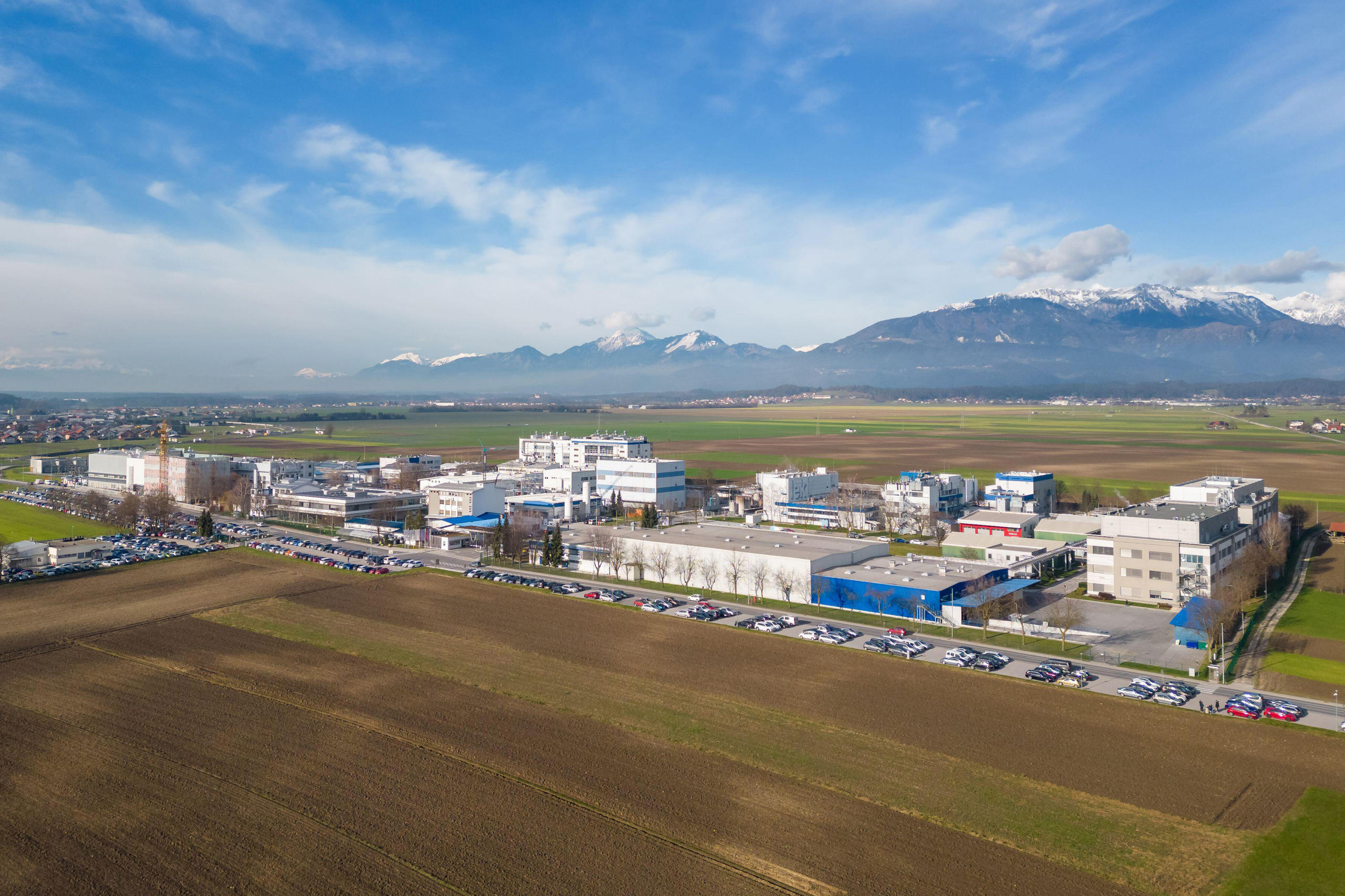 位於斯洛維尼亞首都盧布爾雅那以北約15公里的門蓋什鎮(Mengeš)，雖然僅有8’000名居民，卻是諾華公司全球最大的生物藥原料生產基地的所在地。
