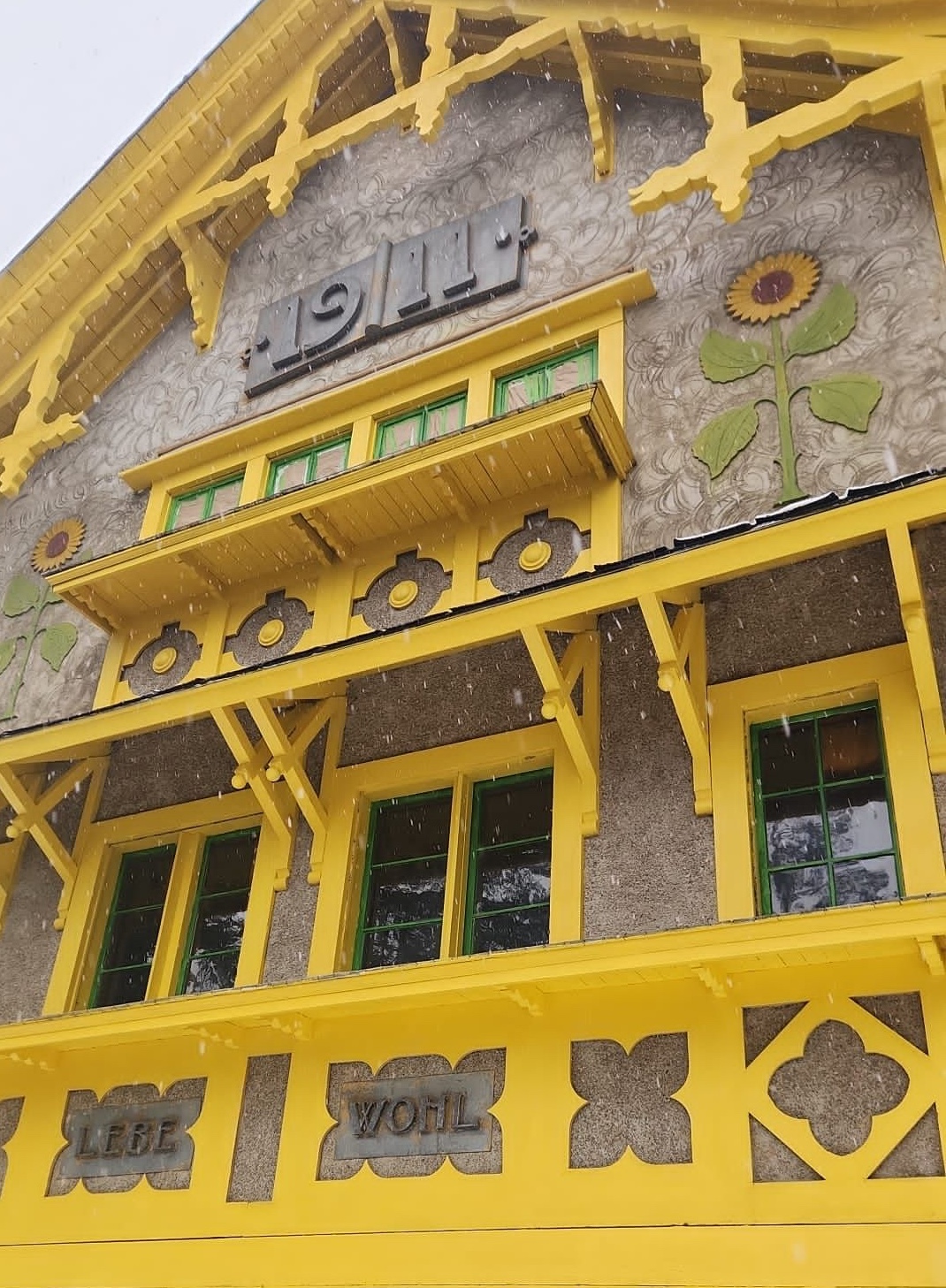 黄色に塗られた家のファサード