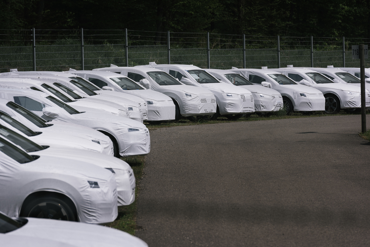 auto nuove coperte da teli bianchi