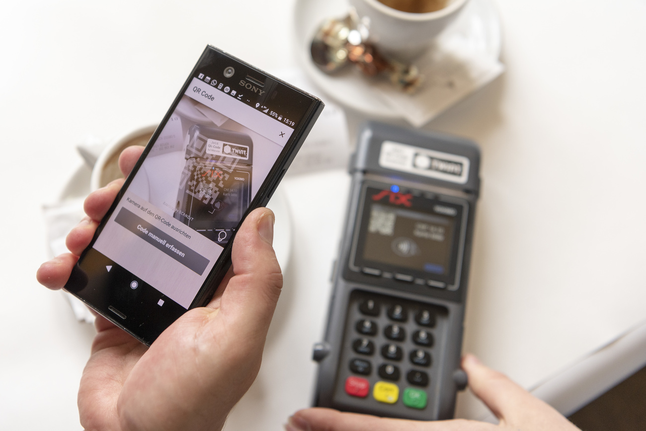 pagamento con smartphone in un supermercato