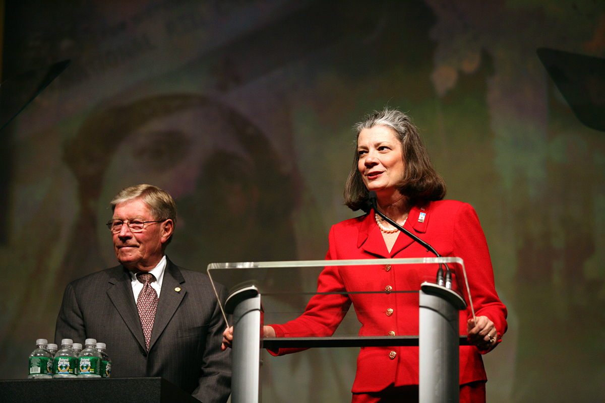 Kate Forbes spricht 2006 in ein Mikrofon.