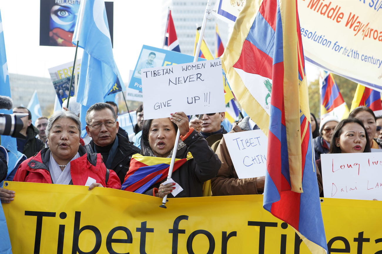 国連人権理事会のUPR（普遍的・定期的レビュー）の審査期間中、国連欧州本部前で抗議活動を行う中国の少数民族ウイグル人とチベット人。2018年、ジュネーブにて撮影