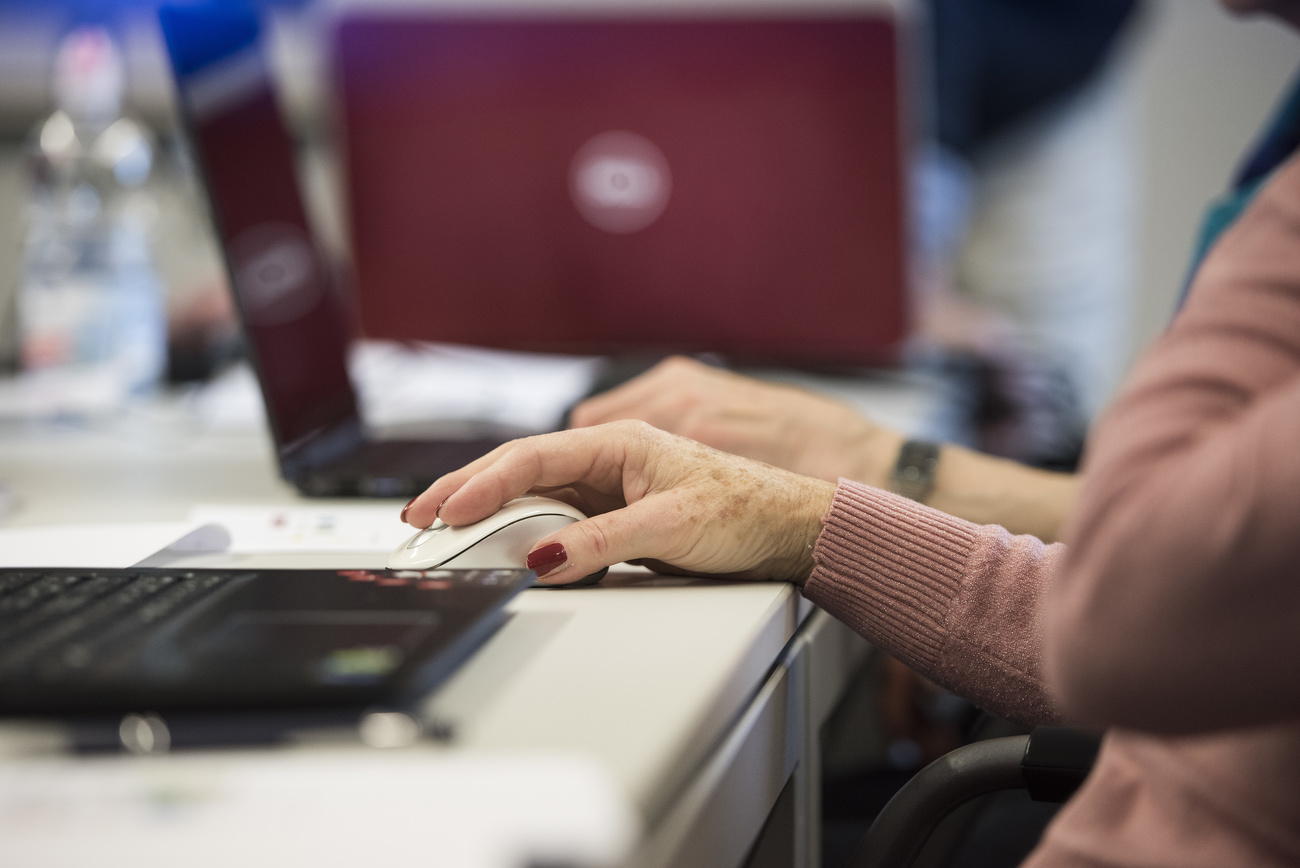 ältere hand am computer