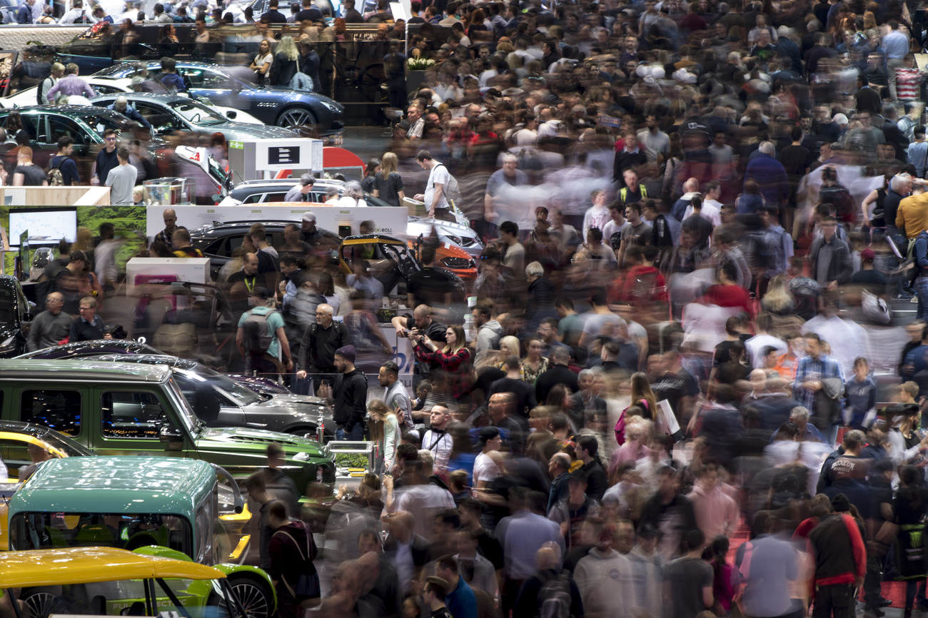 folla in un esposizione di auto