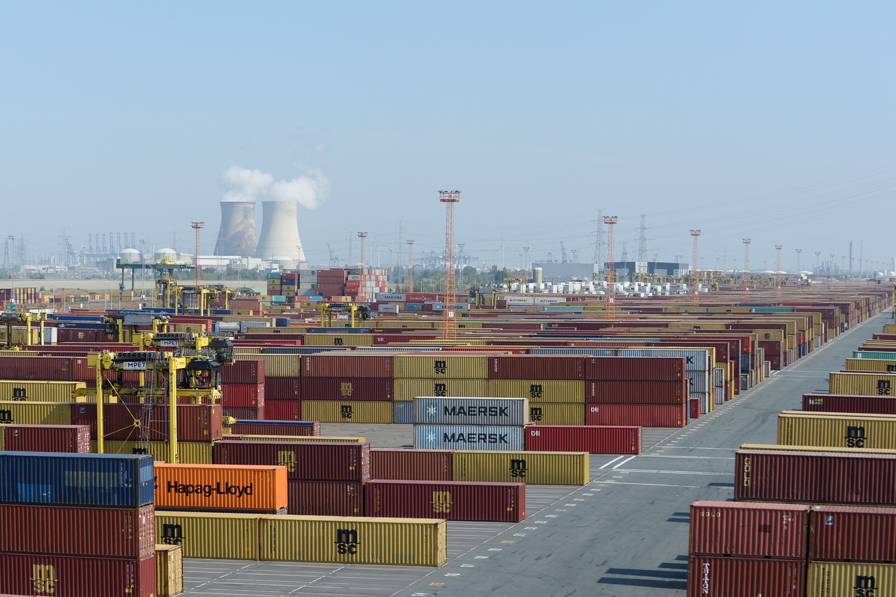 集装箱从欧洲最重要的毒品港口安特卫普港运到瑞士