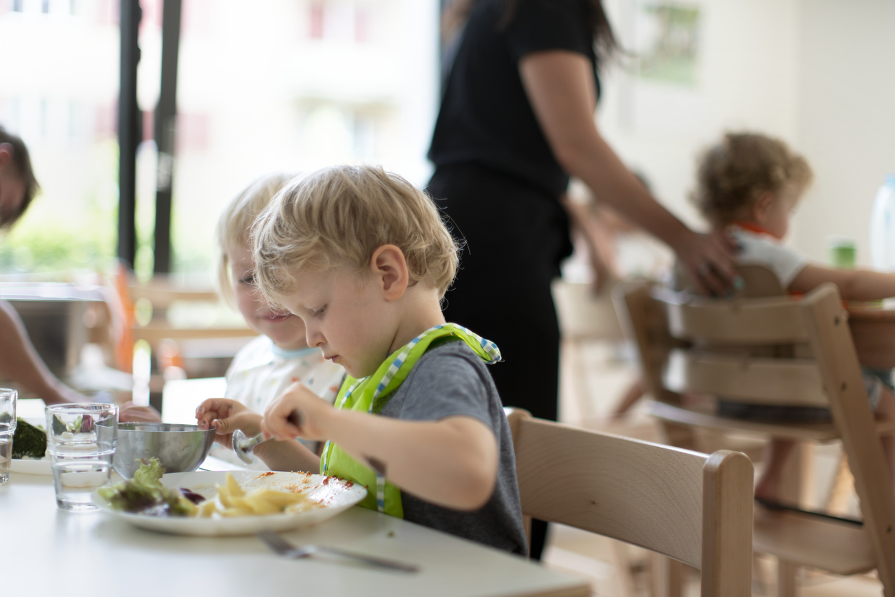 Kleine Kinder beim Mittagessen