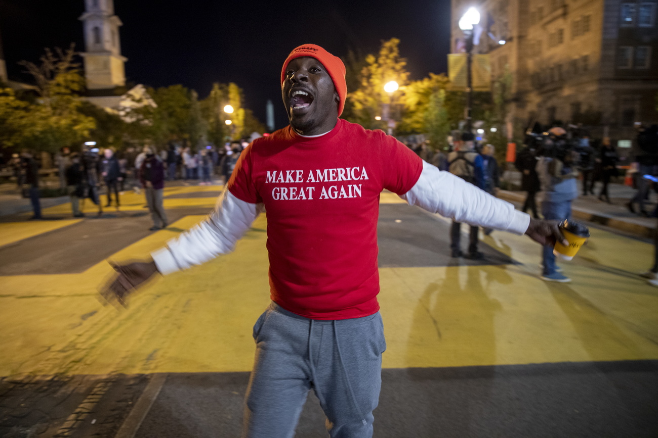Persona con camiseta de la campaña política del republicano Trump "Make america great again"