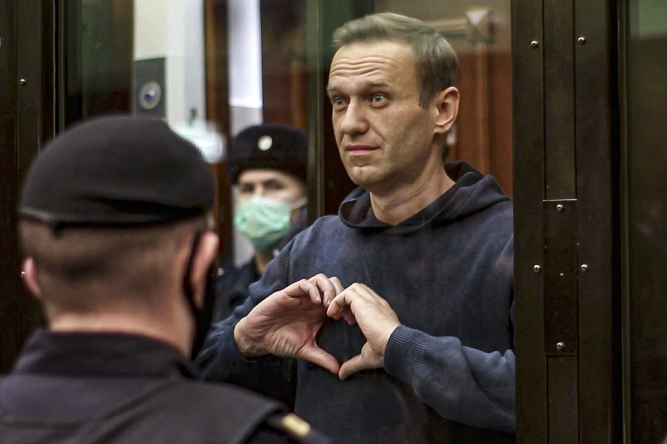 На этом кадре, предоставленном Мосгорсудом, российский оппозиционер Алексей Навальный изображен во время слушаний по ходатайству о переквалификации его условного наказания по уголовному приговору 2014 года в реальный срок заключения. Московский городской суд, Россия, вторник, 2 февраля 2021 года.