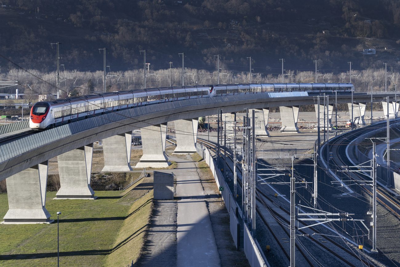 Il treno delle FFS Giruno che attraversa il Ticino e viaggia nella galleria di base del San Gottardo.