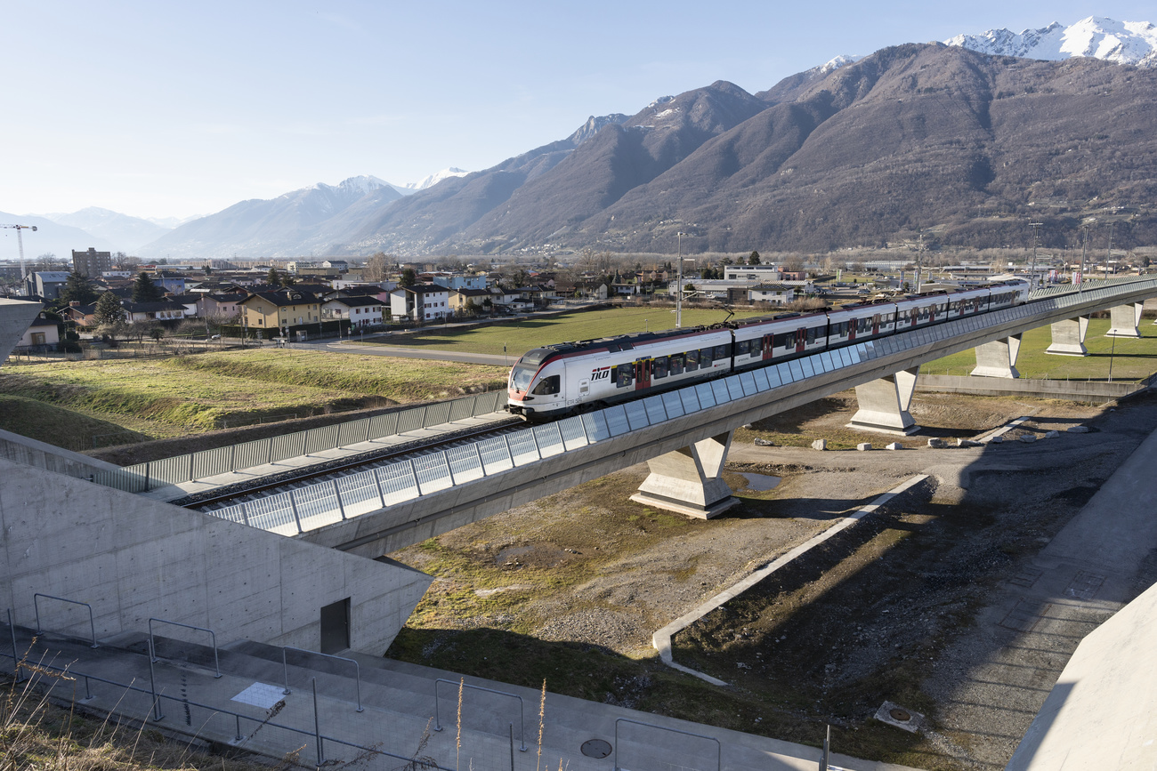 treno tilo su ferrovia del ceneri