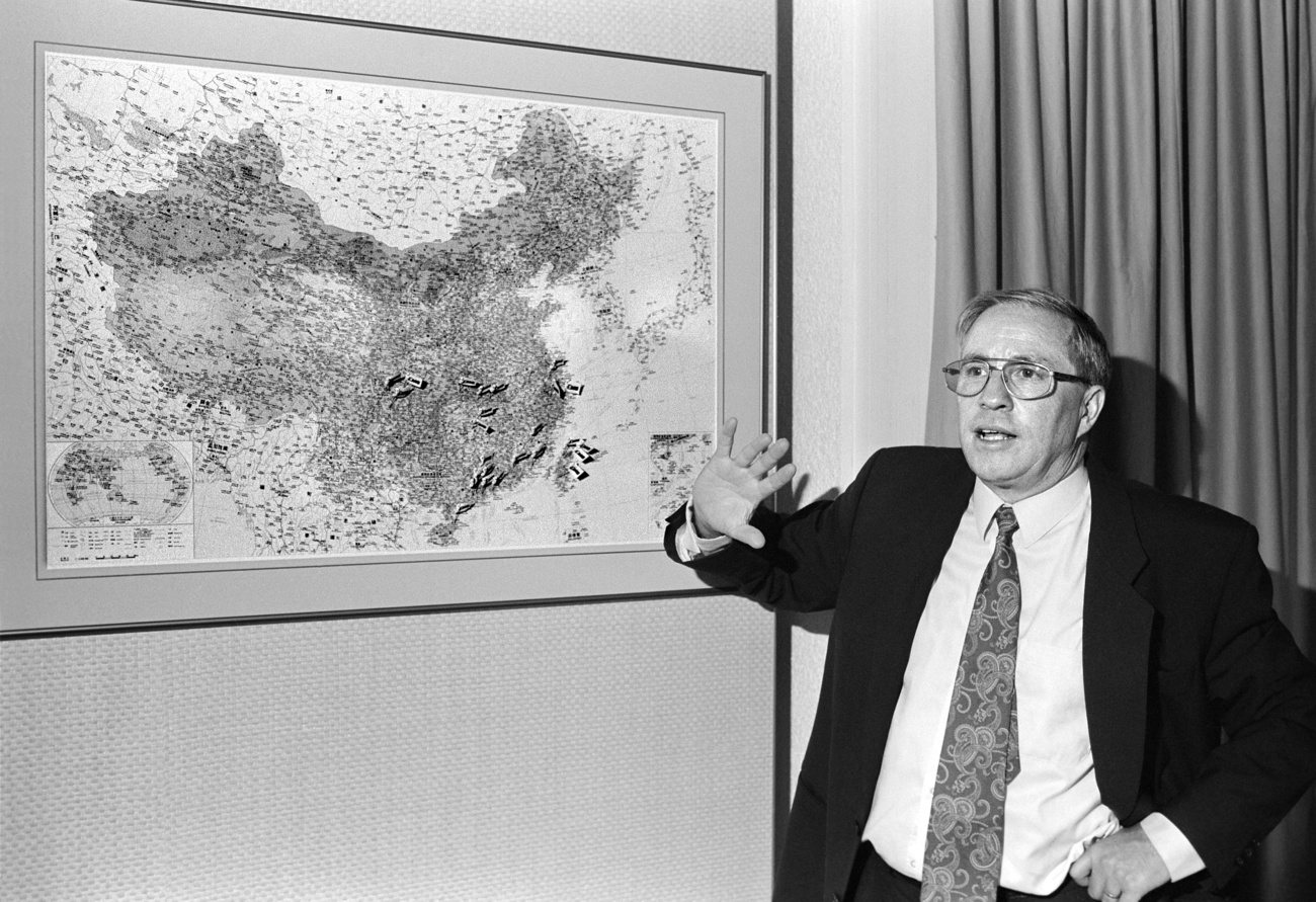 Mann zeigt auf Landkarte
