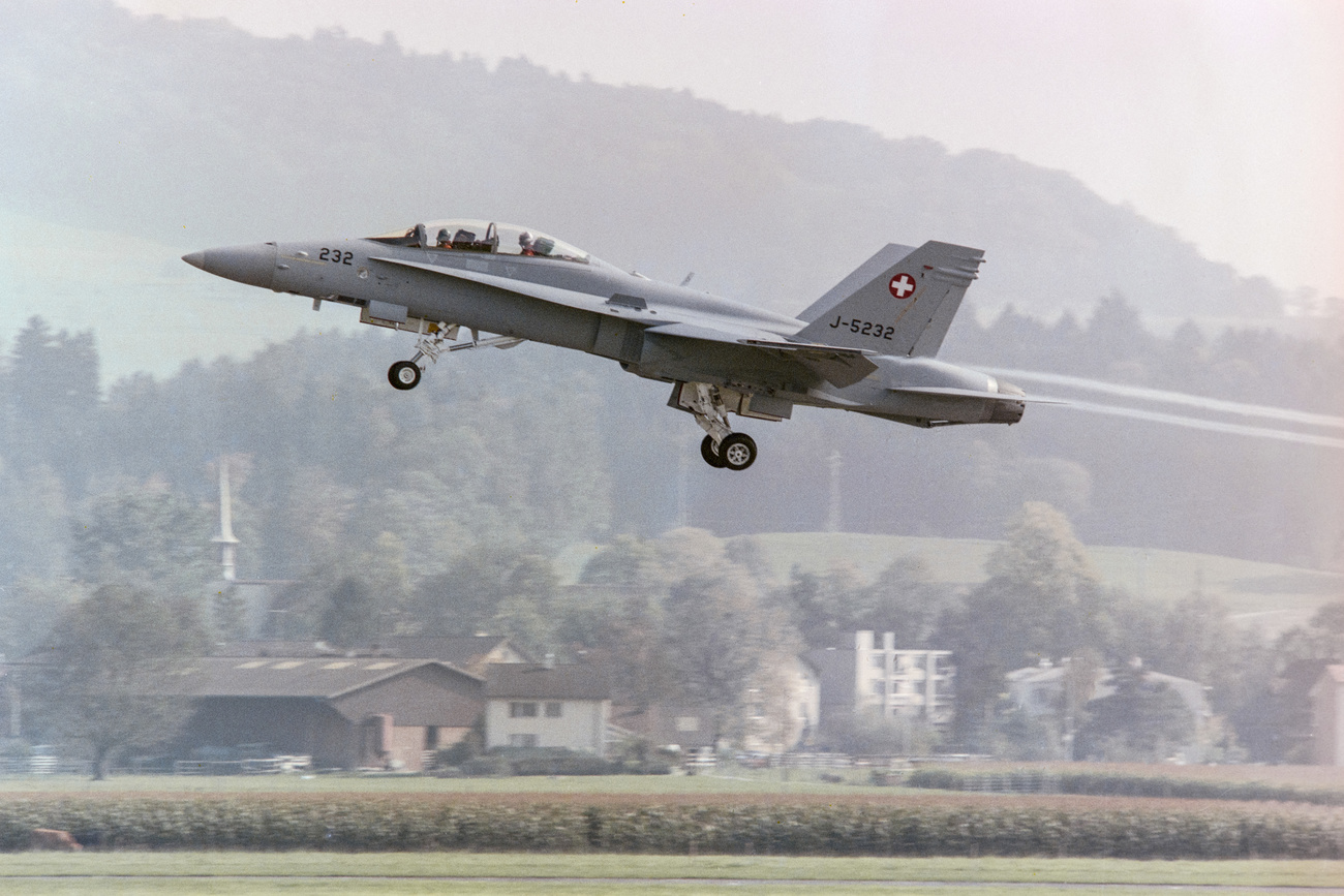 Un jert F/A 18 dell aviazione elvetica durante il decollo.