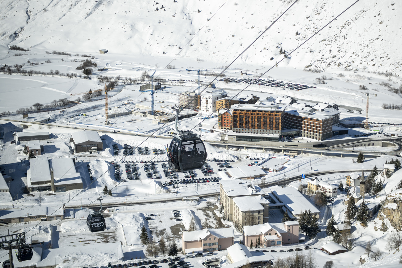 vista dall alto di una località ricoperta di neve
