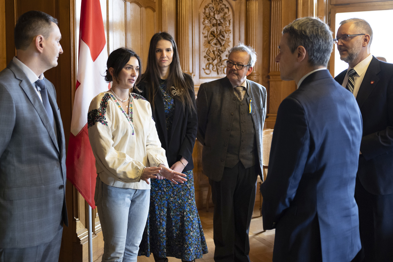 Marianna Romaniak, Head of the Ridni Charitable Foundation of support for orphans, discusses the possible intake of 160 orphans with Ignazio Cassis in 2022.