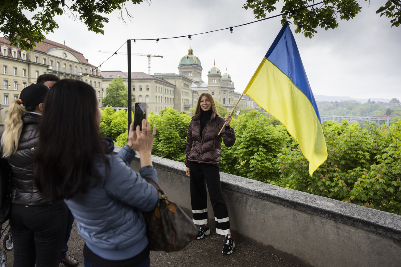 A Ukrainian waves her country's flag in Bern in May 2022