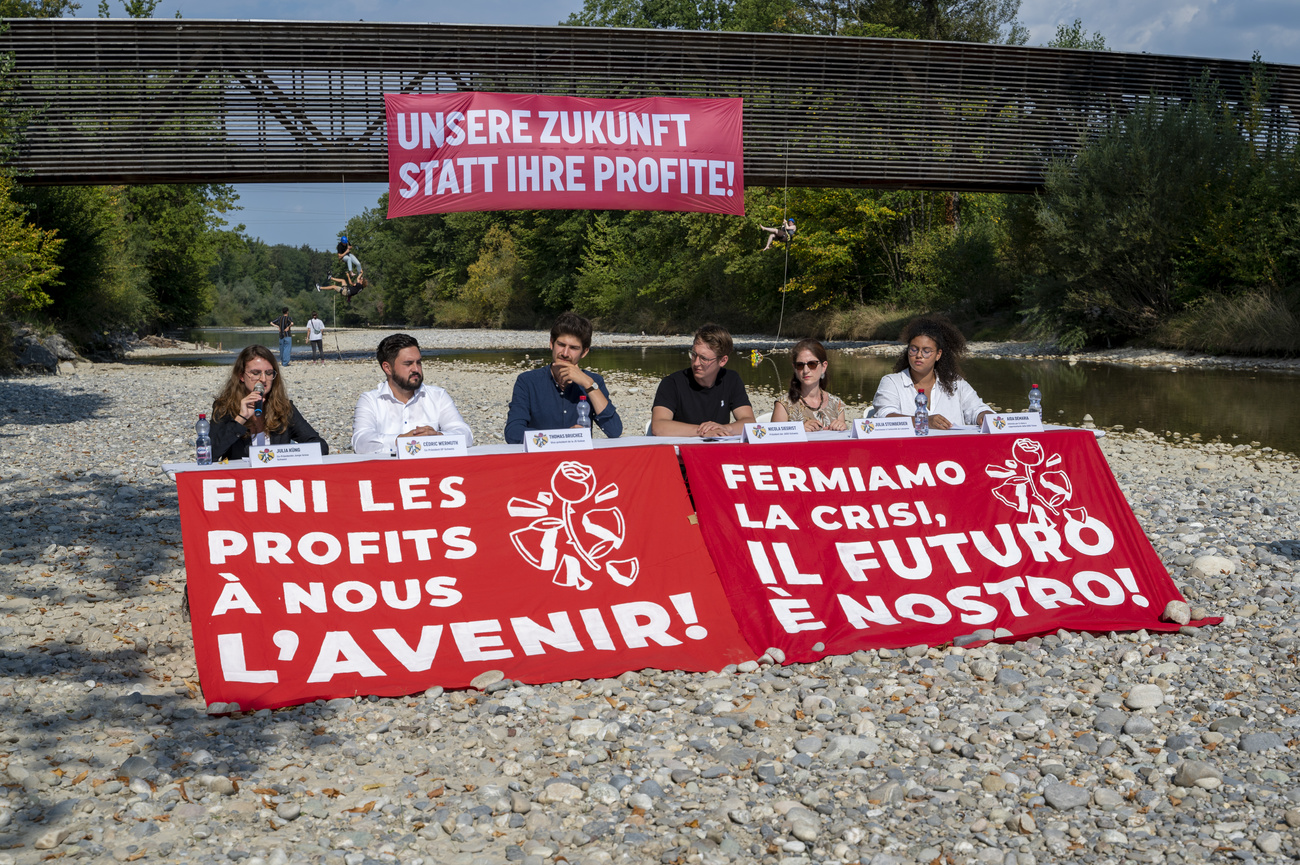 persone in riva a un fiume con manifesti