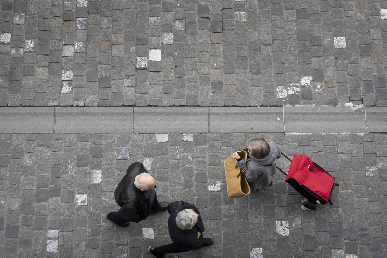 Passanten und Passantinnen von oben