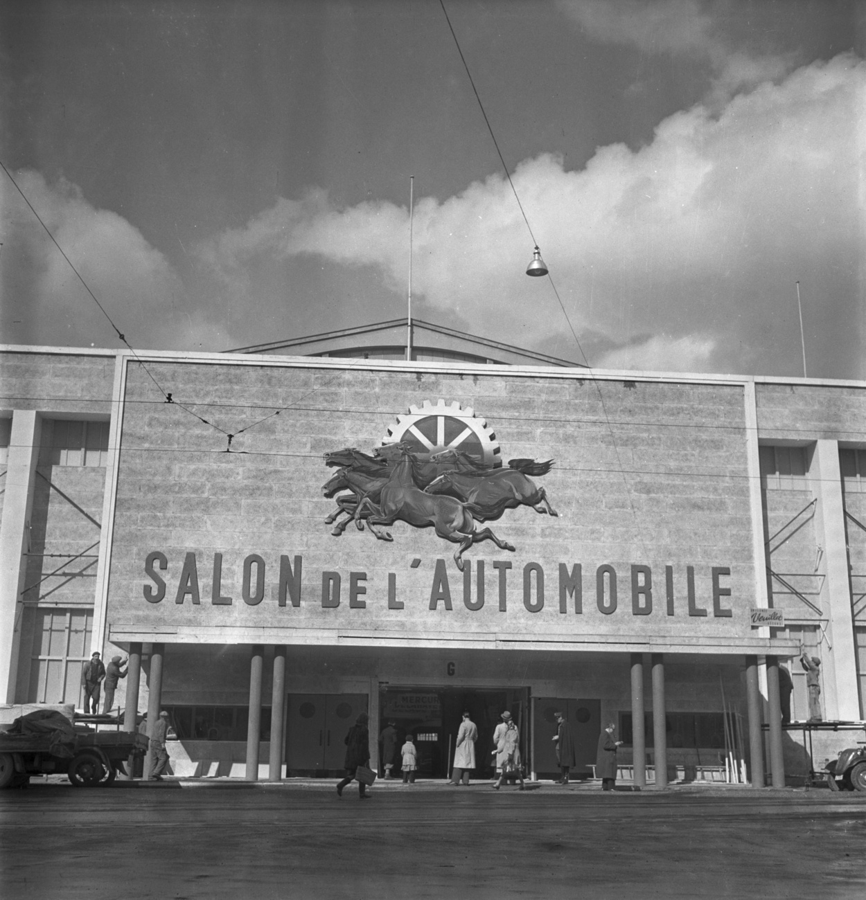 Der Eingang zum Salon de l Automobile in Genf, Schwarzweissbild
