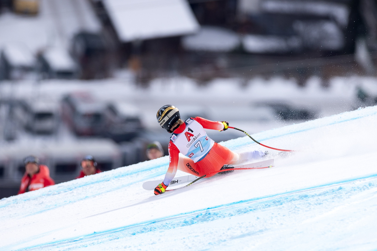Lara Gut-Behrami rast eine weisse Piste hinunter